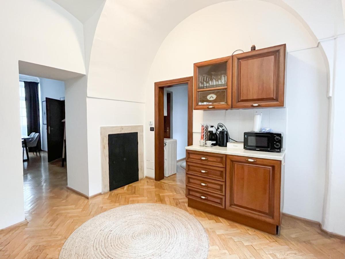 Price & Location - Historic Square Residency Apartmán *