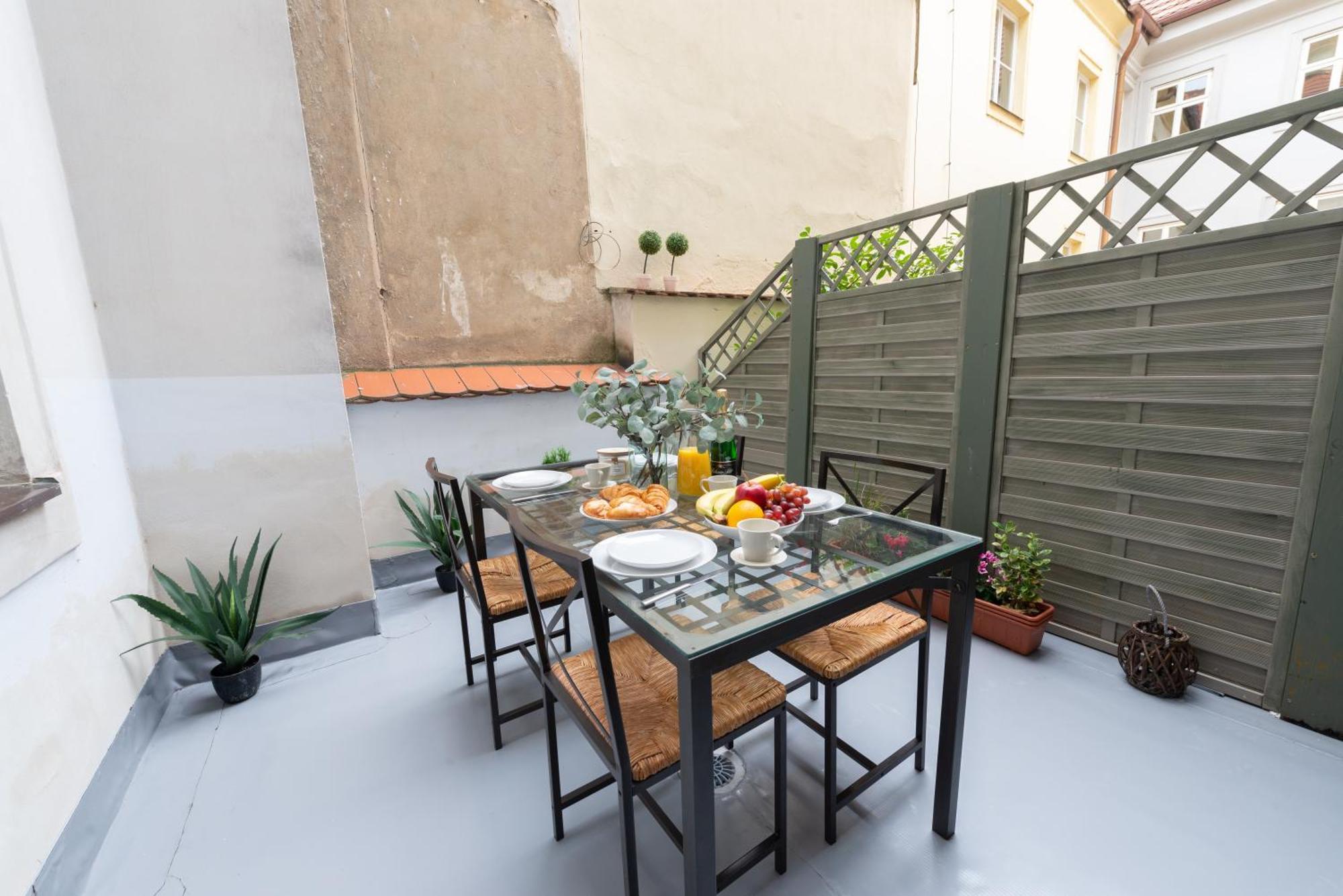 Price & Location - Historic Square Residency Apartmán *